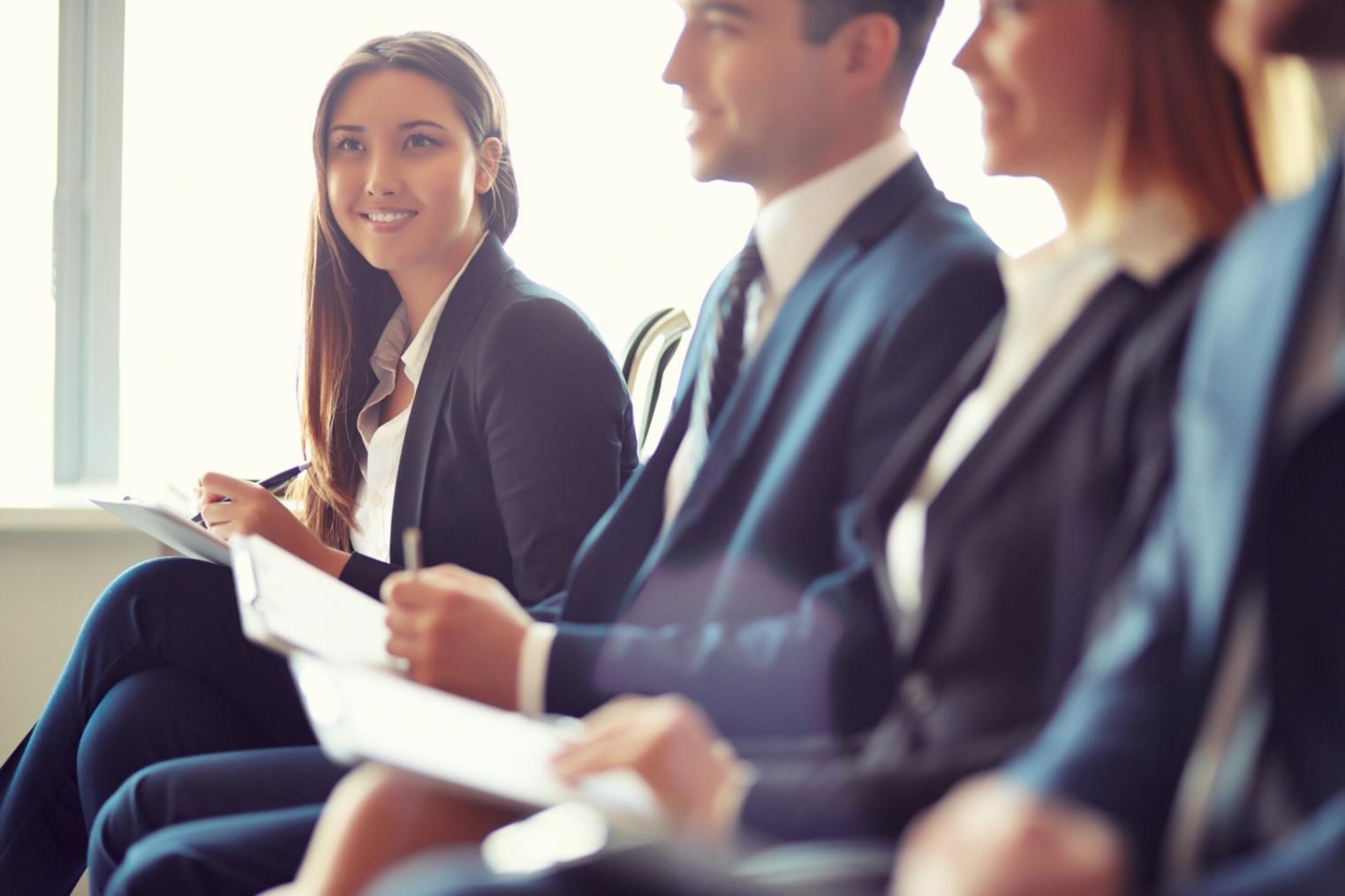 Team bei der Analyse von Finanzberichten und Budgetplanung