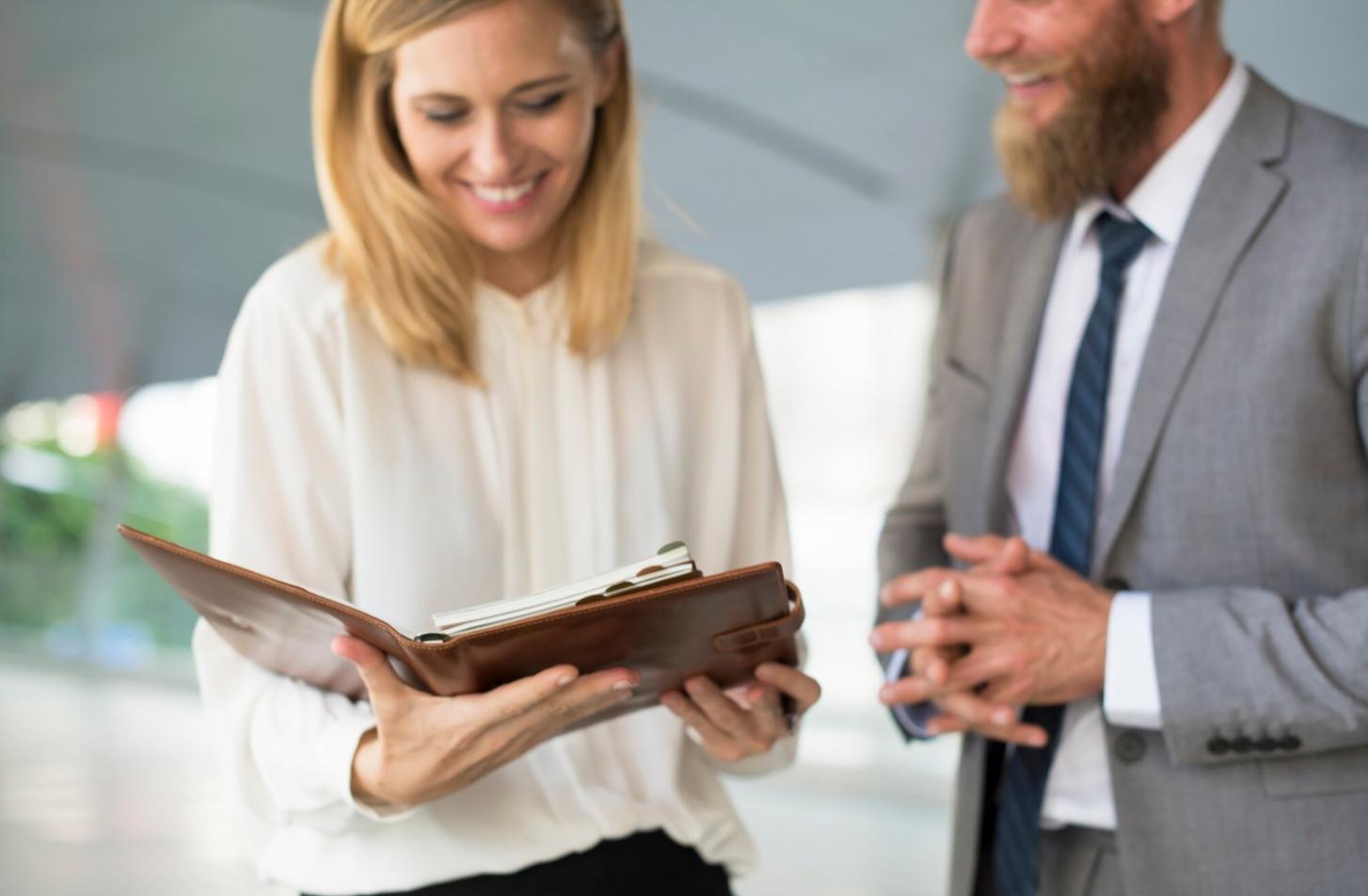 Person arbeitet konzentriert an Finanzplanung mit Dokumenten und Taschenrechner