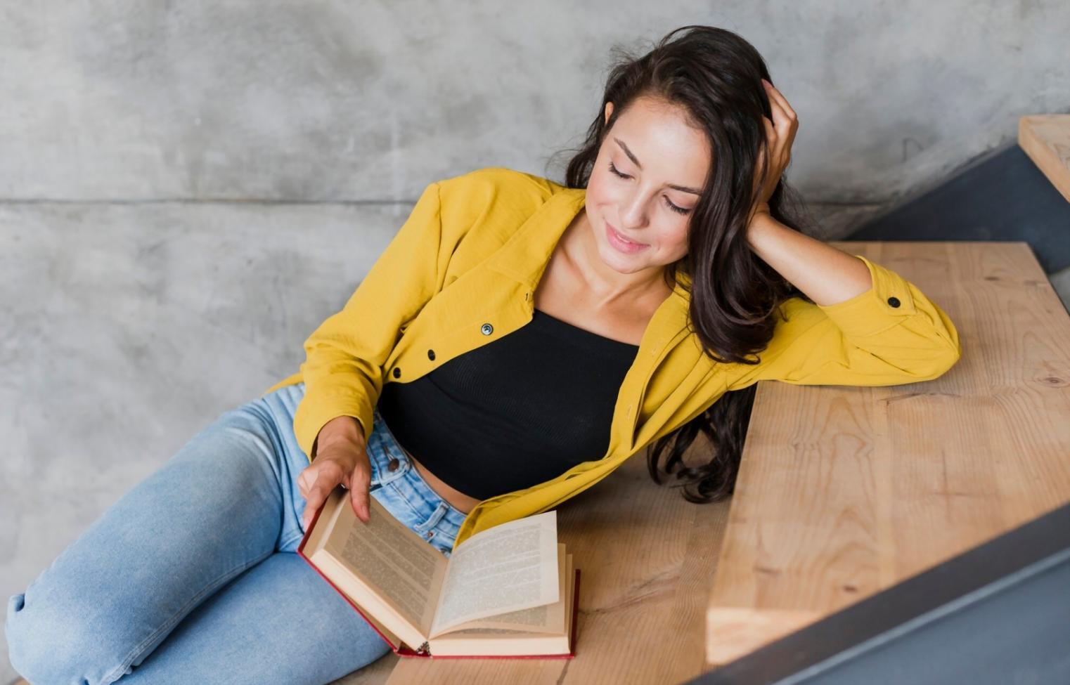 Internationale Studierende bei der Finanzplanung mit deutschen Unterlagen und Taschenrechner