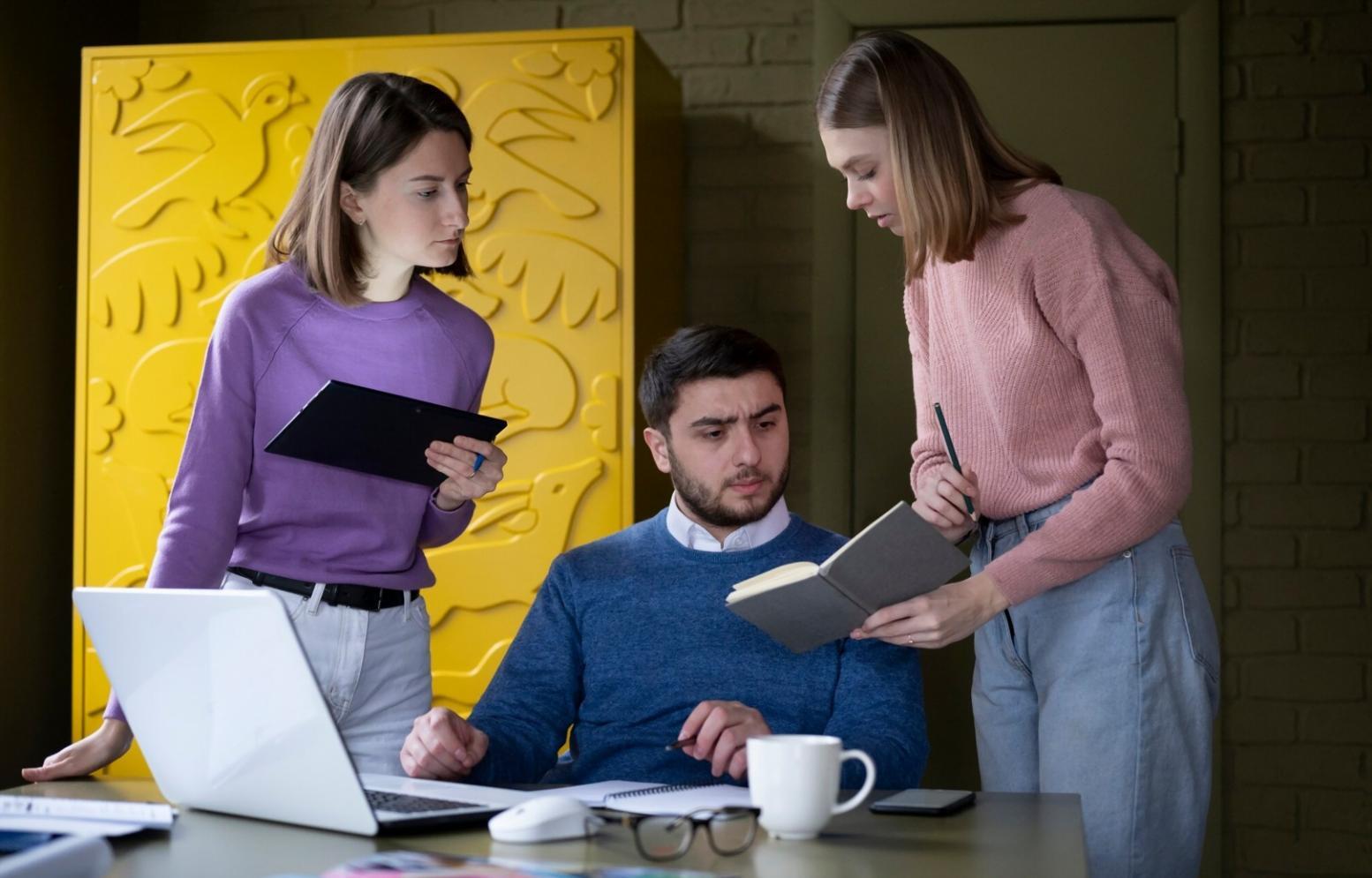 Teilnehmer bei praktischen Finanzübungen in kleiner Gruppensitzung