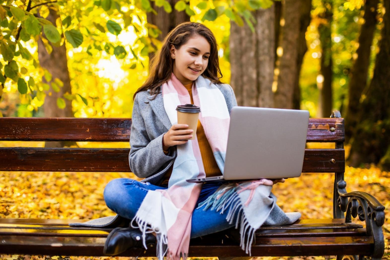 Internationale Studierende in einem interaktiven Workshop über deutsche Finanzplanung und Budgetierung