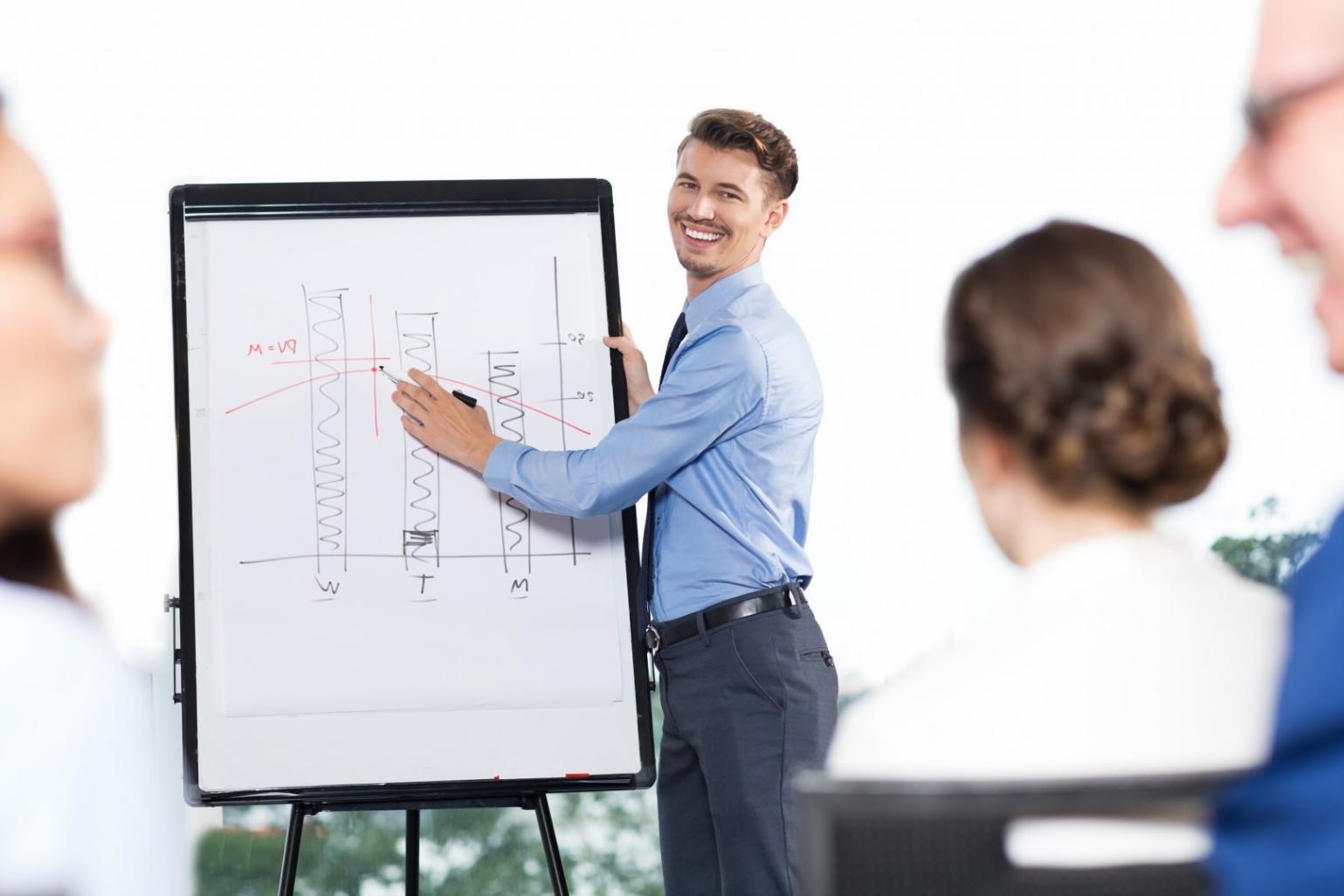 Teilnehmer bei praktischen Budgetübungen am Arbeitsplatz