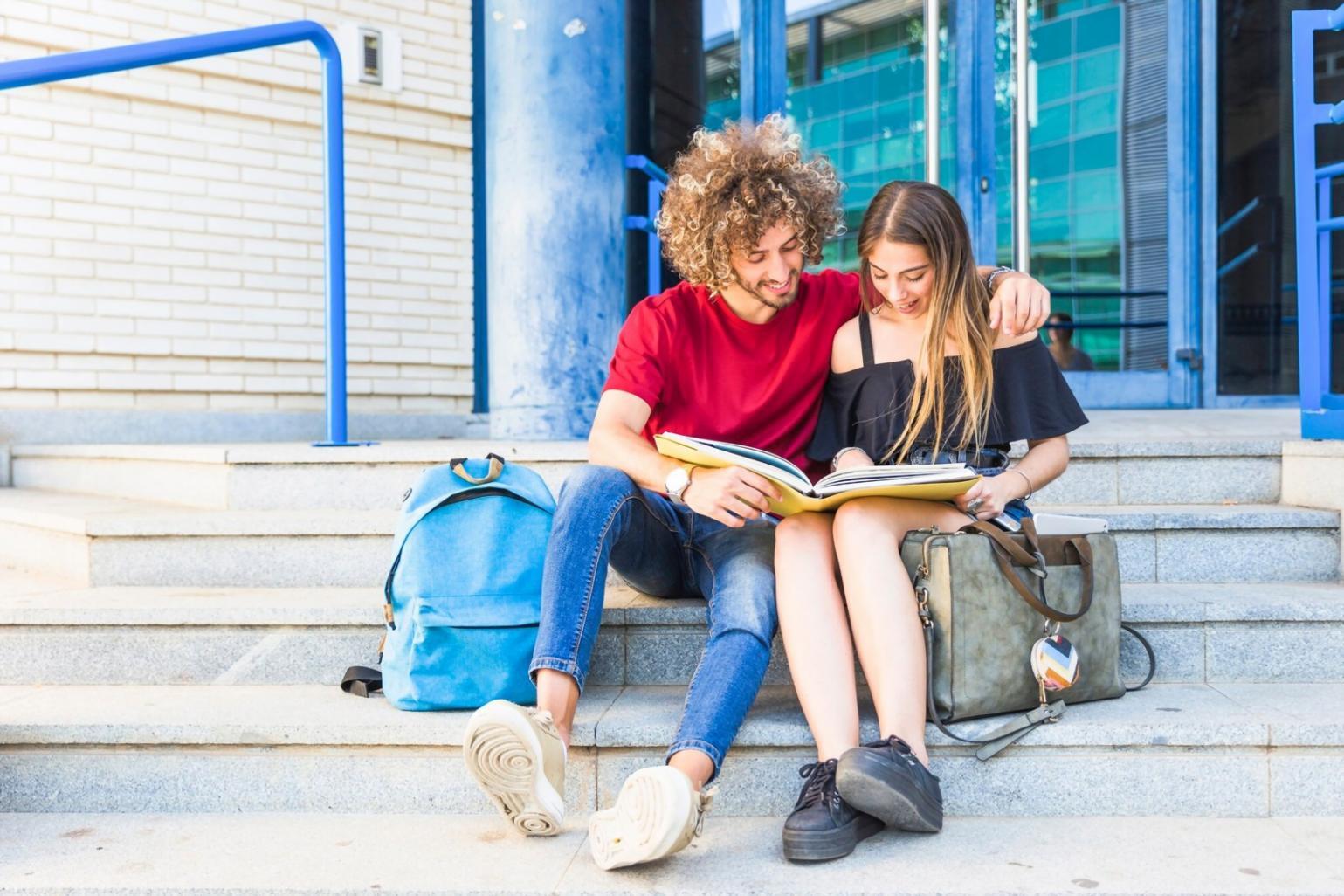 Person überprüft entspannt ihre Finanzen mit Smartphone und Unterlagen