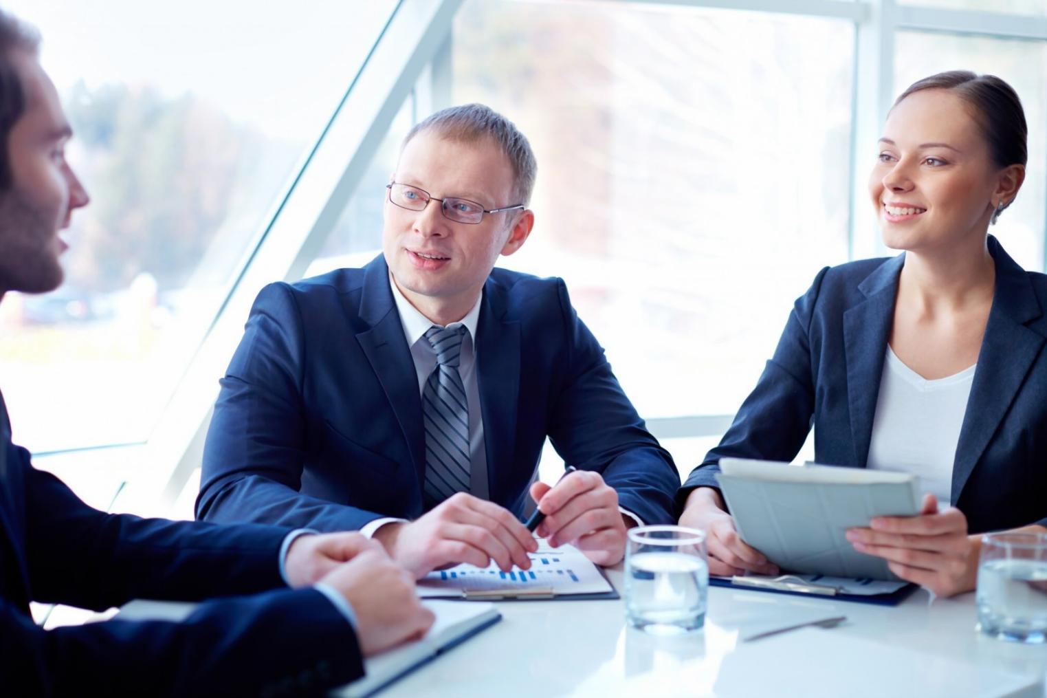 Strukturierte Finanzanalyse mit Diagrammen und Berichten auf einem Arbeitsplatz