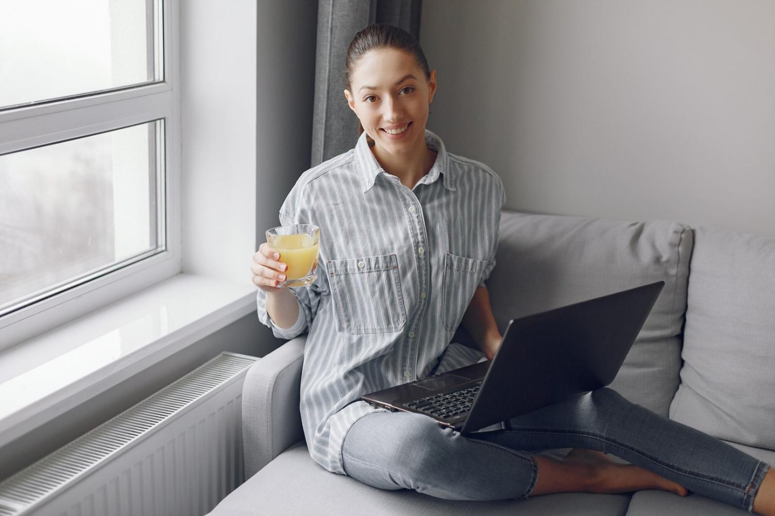 Digitale Budgetplanung am Computer mit Excel-Tabellen und Grafiken